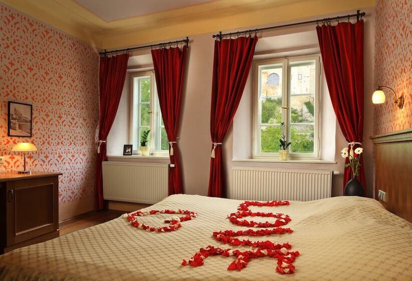 غرفة ديلوكس, Edward Kelly