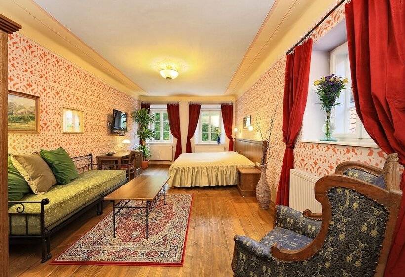 غرفة ديلوكس, Edward Kelly