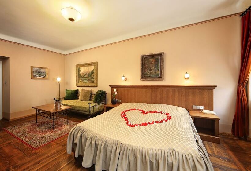 غرفة ديلوكس, Edward Kelly