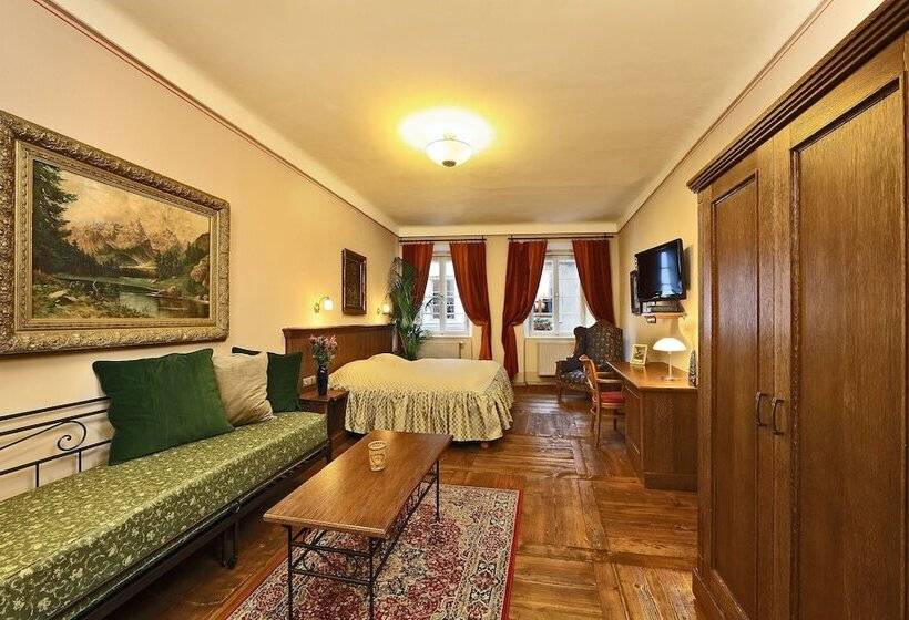 غرفة ديلوكس, Edward Kelly