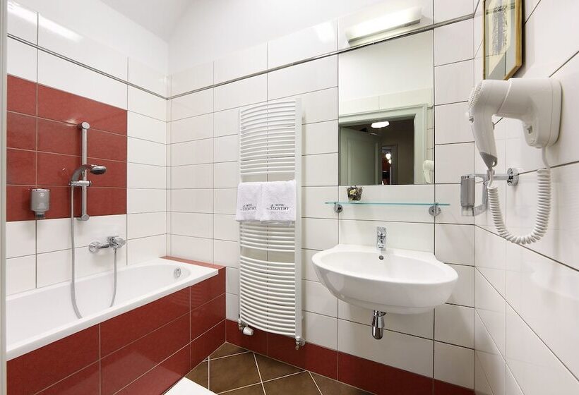 غرفة ديلوكس, Edward Kelly