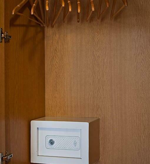 غرفة قياسية ثلاثية, Marina