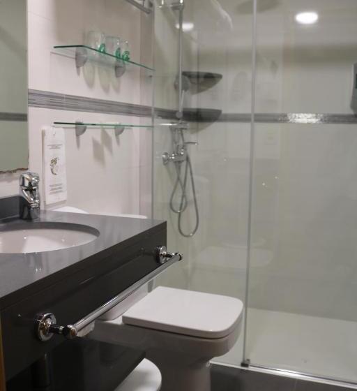 غرفة قياسية ثلاثية, Marina