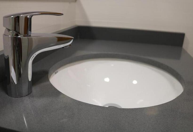 غرفة قياسية ثلاثية, Marina