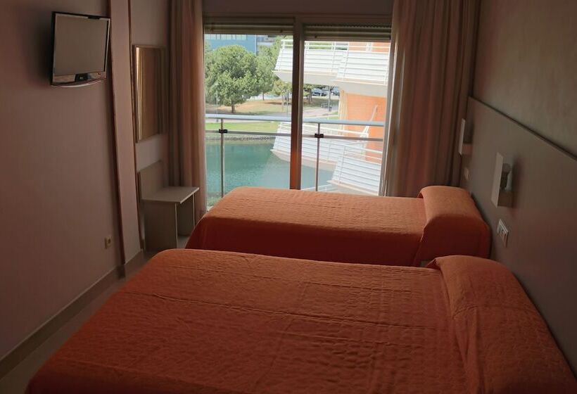 غرفة قياسية ثلاثية, Marina