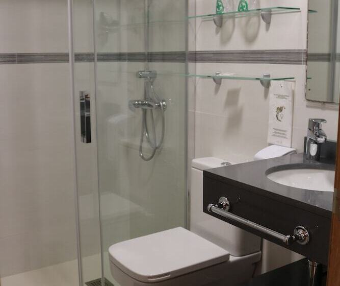 غرفة قياسية ثلاثية, Marina