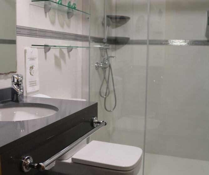 غرفة قياسية ثلاثية, Marina