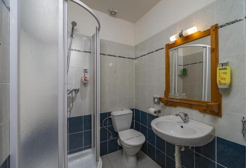 标准间, Tři Růže