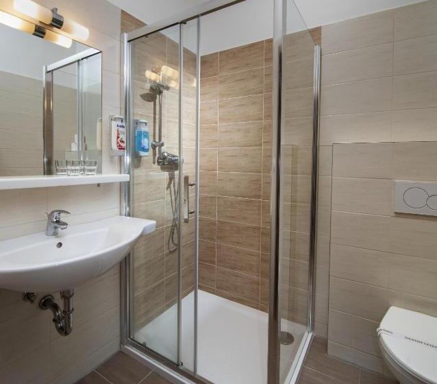 标准三人间, Tři Růže