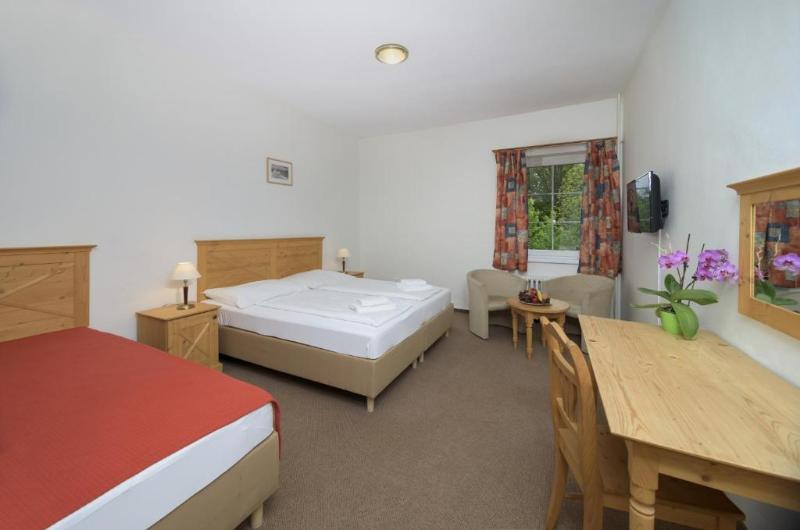 标准三人间, Tři Růže