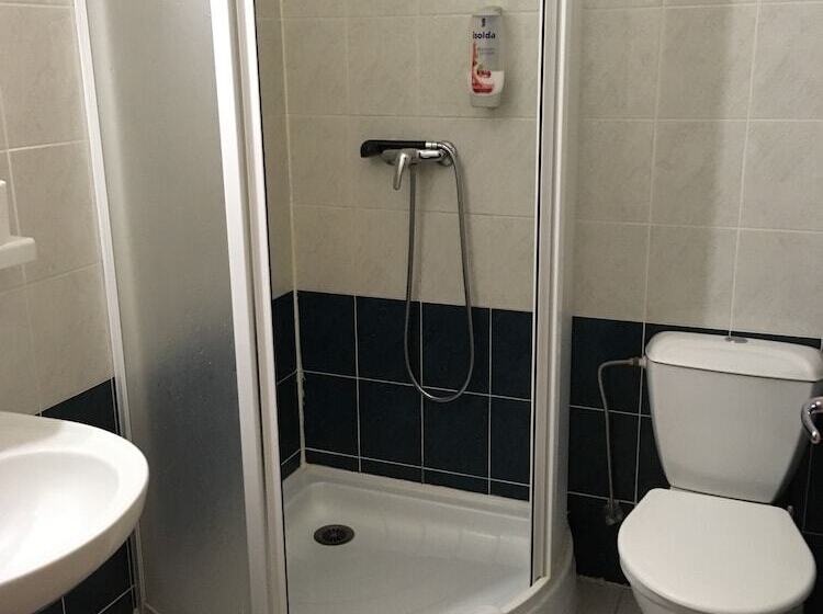 四人标准间, Tři Růže