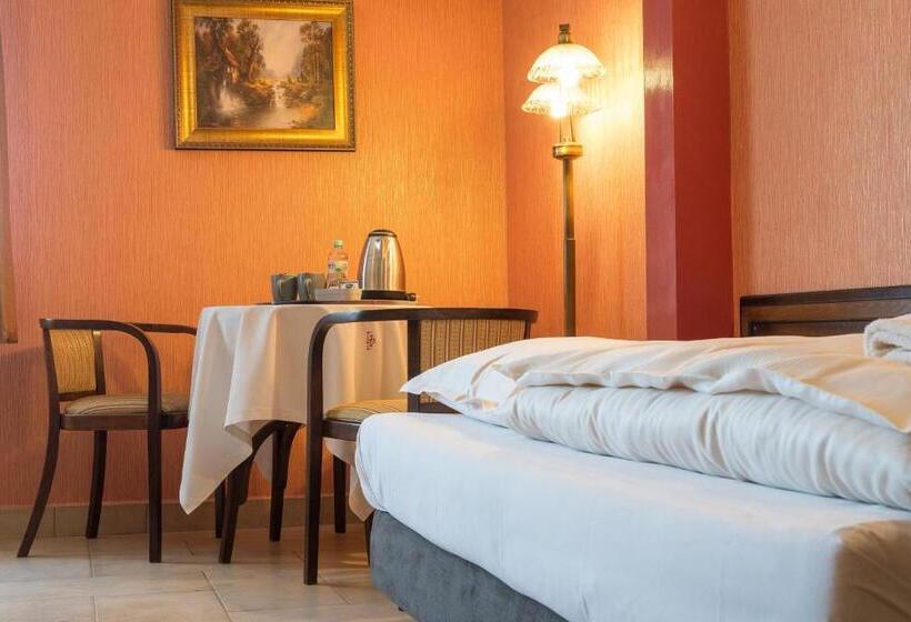 اتاق خانوادگی, Willa Koba