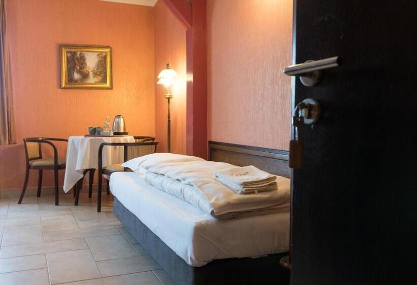 اتاق خانوادگی, Willa Koba