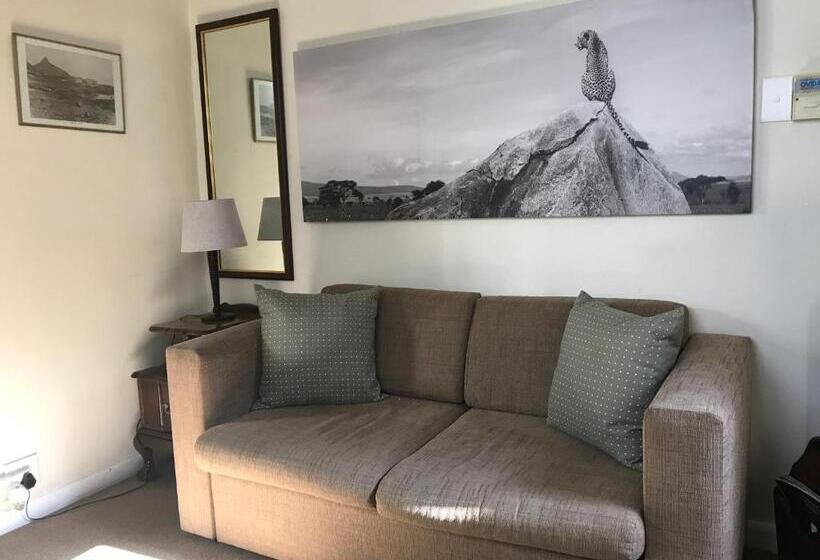 スタンダードトリプルルーム, Olaf S Guest House Solar Installed