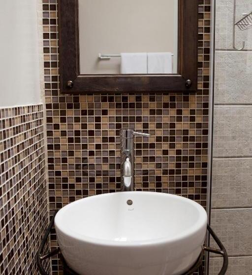 スタンダードトリプルルーム, Olaf S Guest House Solar Installed