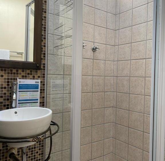 スタンダードトリプルルーム, Olaf S Guest House Solar Installed