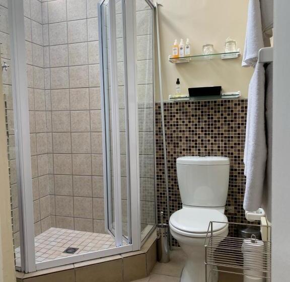 スタンダードトリプルルーム, Olaf S Guest House Solar Installed