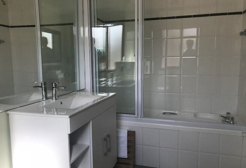 スーペリアトリプルルーム, Olaf S Guest House Solar Installed