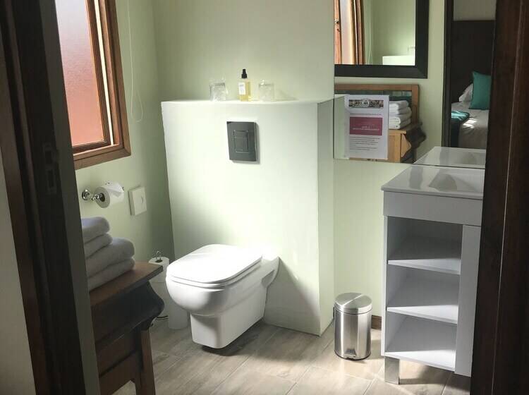 スーペリアトリプルルーム, Olaf S Guest House Solar Installed