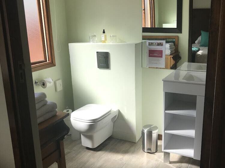 スーペリアトリプルルーム, Olaf S Guest House Solar Installed