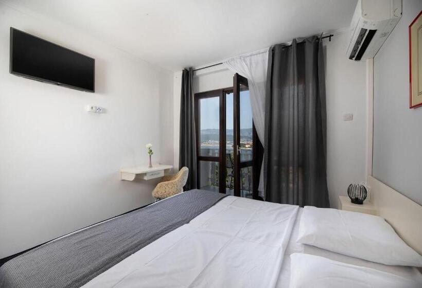 غرفة قياسية مطلّة علي البحر مزوَّدة بشُرفة, Meliores Rooms & Restaurant