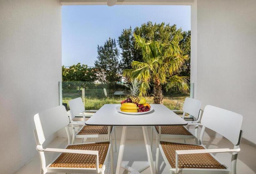 سوییت جونیور با بالکن, Cocoons Luxury Suites & Villas