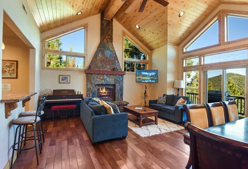 침실 1개 주택, Hilltop Hideaway W/ Game Room & Forest Views!
