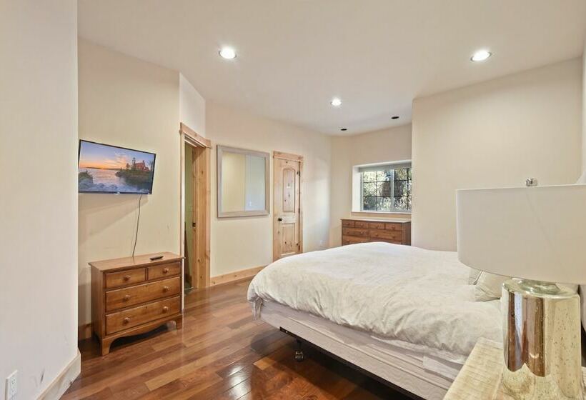 침실 1개 주택, Hilltop Hideaway W/ Game Room & Forest Views!