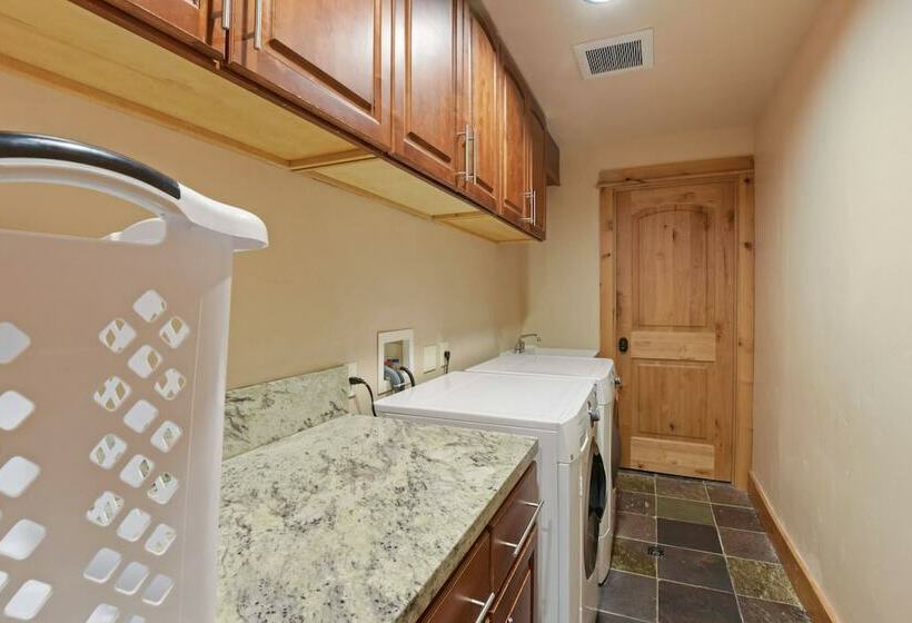 침실 1개 주택, Hilltop Hideaway W/ Game Room & Forest Views!