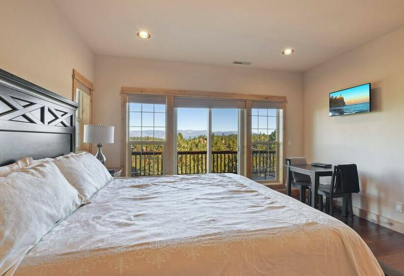 침실 1개 주택, Hilltop Hideaway W/ Game Room & Forest Views!