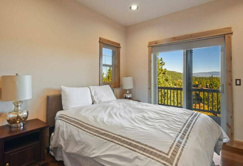 침실 1개 주택, Hilltop Hideaway W/ Game Room & Forest Views!