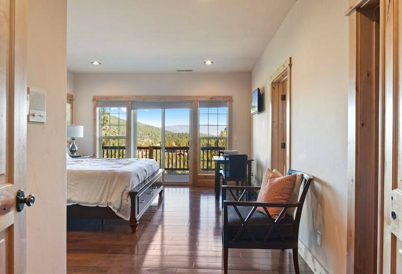 침실 1개 주택, Hilltop Hideaway W/ Game Room & Forest Views!