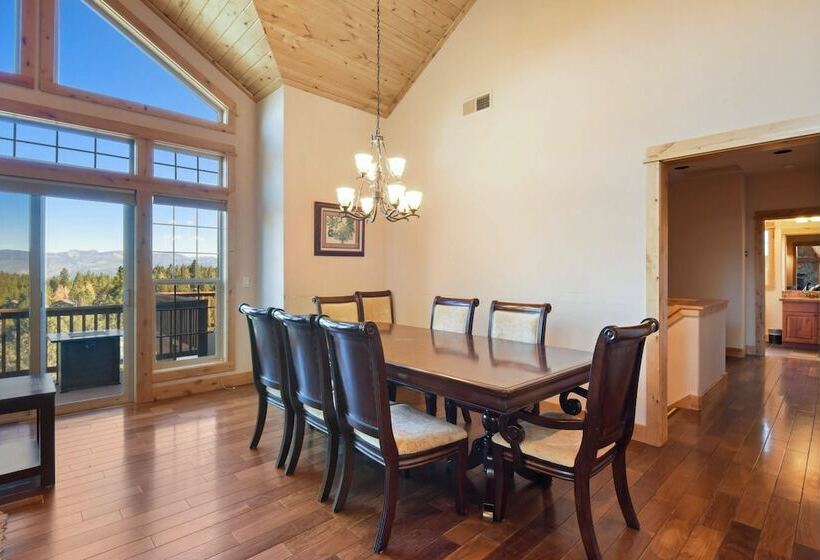 침실 1개 주택, Hilltop Hideaway W/ Game Room & Forest Views!