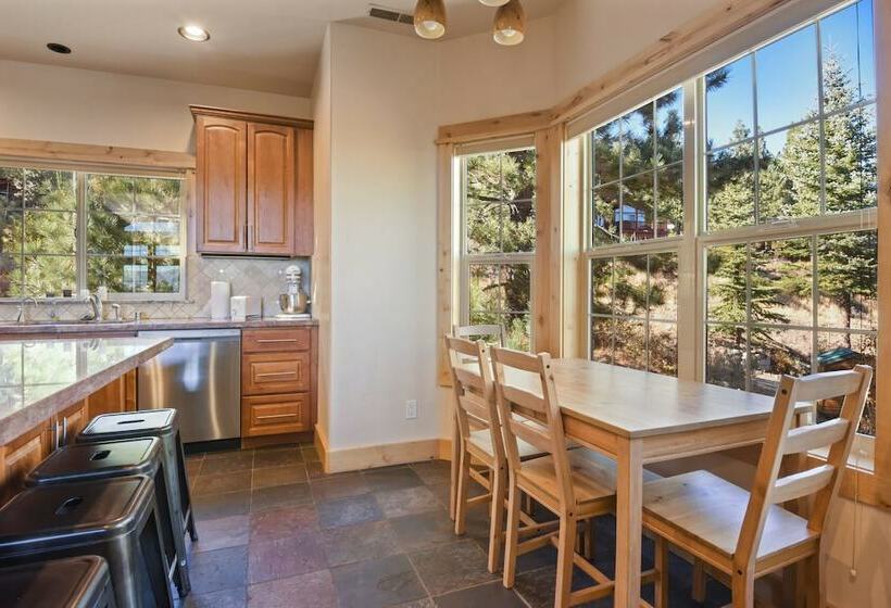 침실 1개 주택, Hilltop Hideaway W/ Game Room & Forest Views!