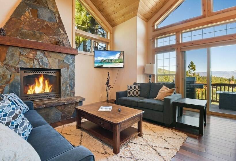 침실 1개 주택, Hilltop Hideaway W/ Game Room & Forest Views!