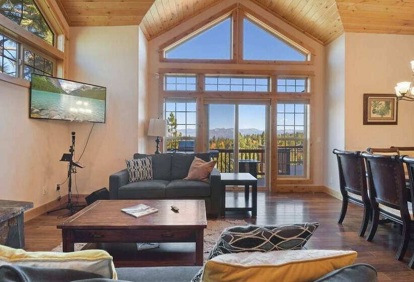 침실 1개 주택, Hilltop Hideaway W/ Game Room & Forest Views!