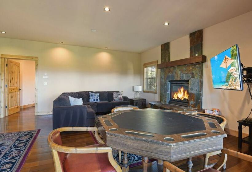 침실 1개 주택, Hilltop Hideaway W/ Game Room & Forest Views!