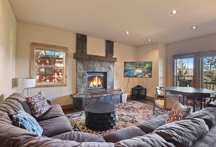 침실 1개 주택, Hilltop Hideaway W/ Game Room & Forest Views!