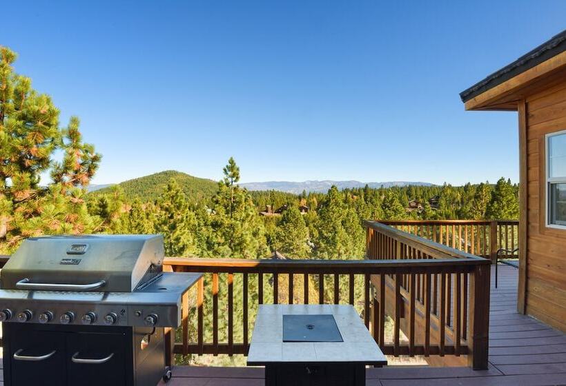침실 1개 주택, Hilltop Hideaway W/ Game Room & Forest Views!