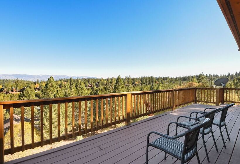 침실 1개 주택, Hilltop Hideaway W/ Game Room & Forest Views!