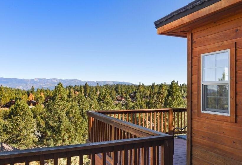 침실 1개 주택, Hilltop Hideaway W/ Game Room & Forest Views!