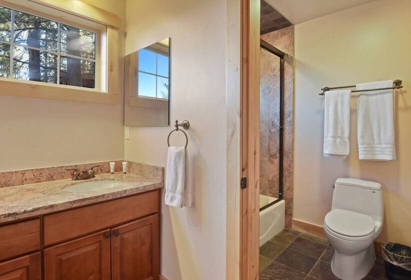 침실 1개 주택, Hilltop Hideaway W/ Game Room & Forest Views!