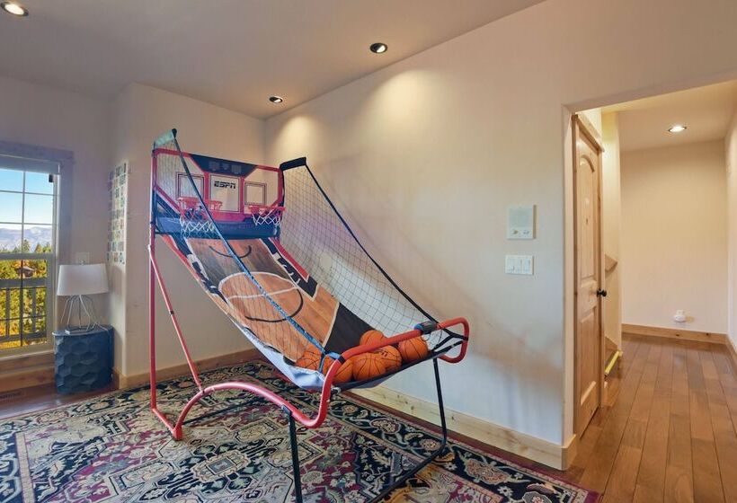 침실 1개 주택, Hilltop Hideaway W/ Game Room & Forest Views!