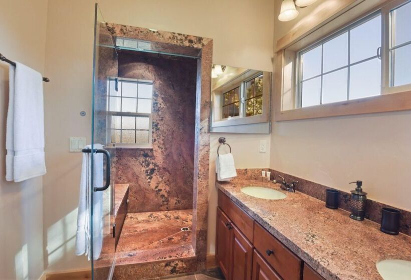 침실 1개 주택, Hilltop Hideaway W/ Game Room & Forest Views!