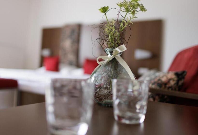 סוויטת ג'וניור עם מרפסת, Garni Toscanina   Adults Only