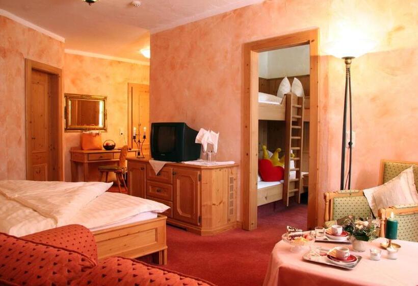 Семейный Номер, Das Traditionshotel Schwarzer Adler