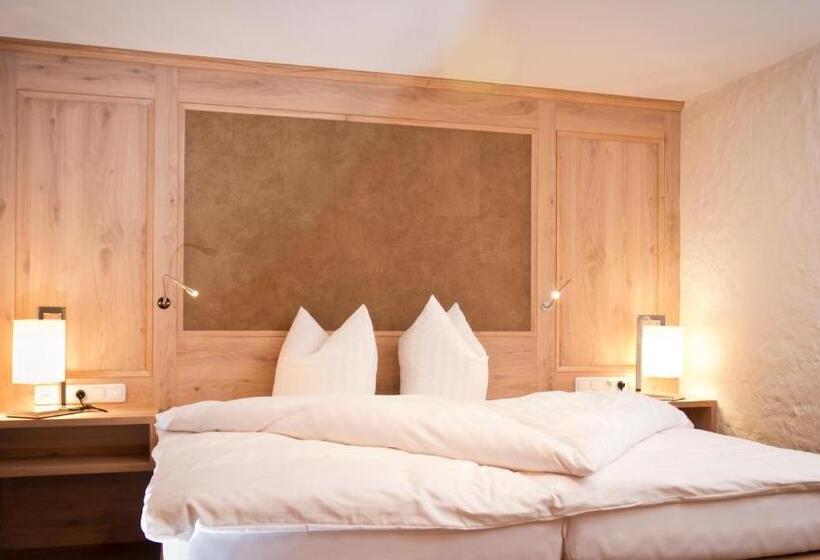 Семейный Номер, Das Traditionshotel Schwarzer Adler