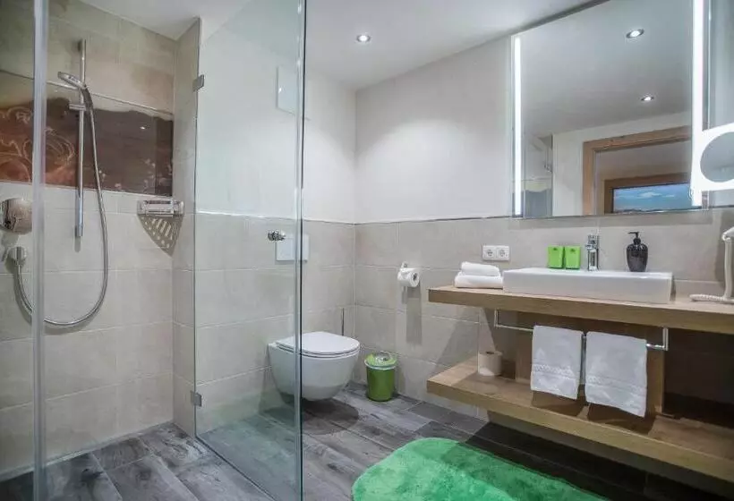 Suite with lake view, Seehotel St Hubertus