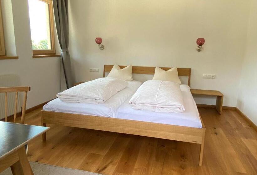 스탠다드 발코니 스튜디오, Waldruh