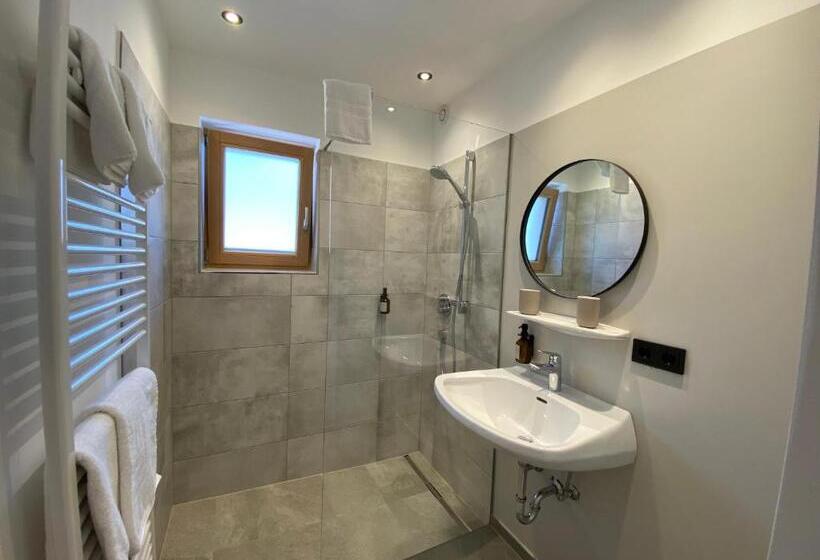 컴포트 트리플 룸, Waldruh